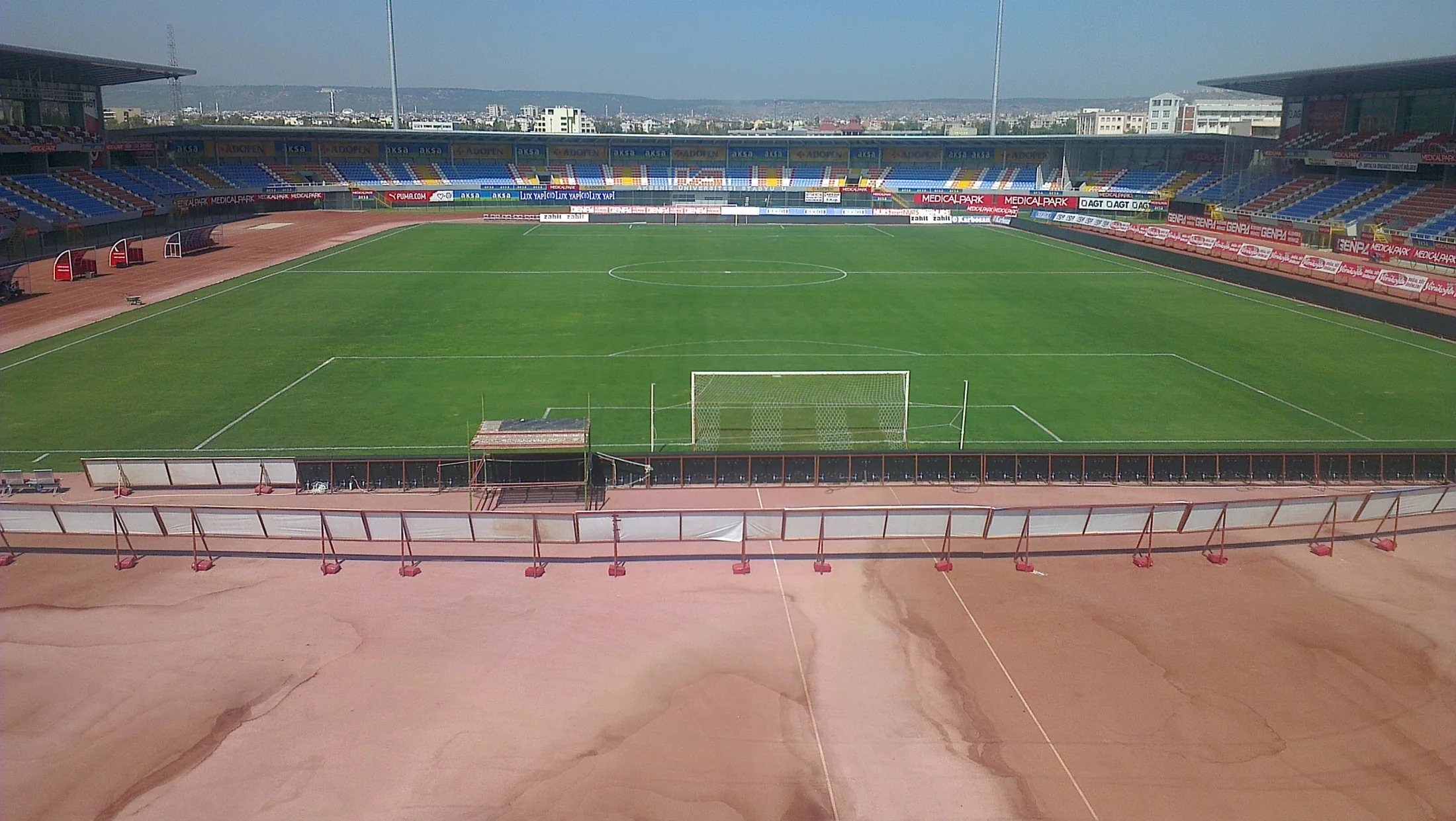 八个泳道,适合专注的田径运动 at Akdeniz University Stadium