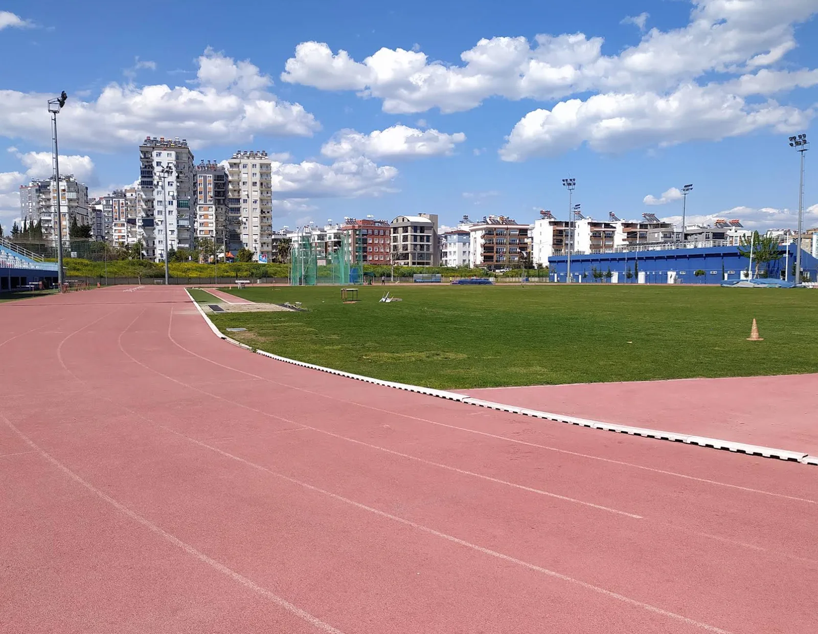 Speed and endurance on a dedicated oval at Zeytinköy Athletics Stadium