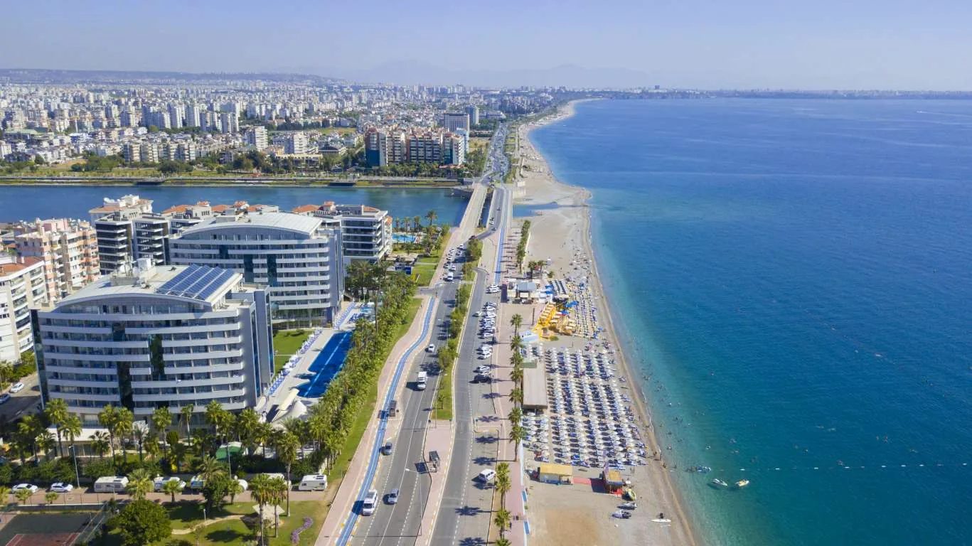 Costa de Konyaaltı junto a Porto Bello Hotel Resort & Spa