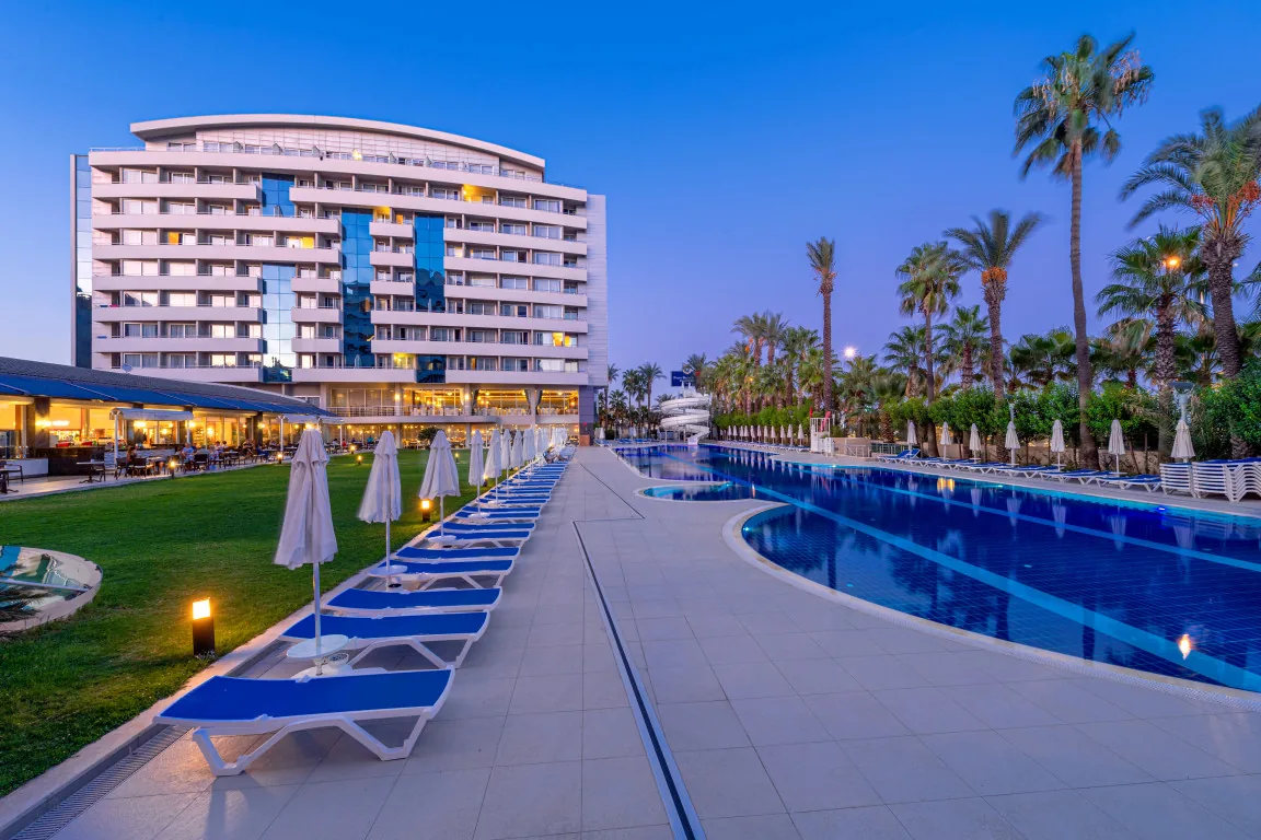 Porto Bello Hotel Resort & Spa y su piscina exterior al atardecer