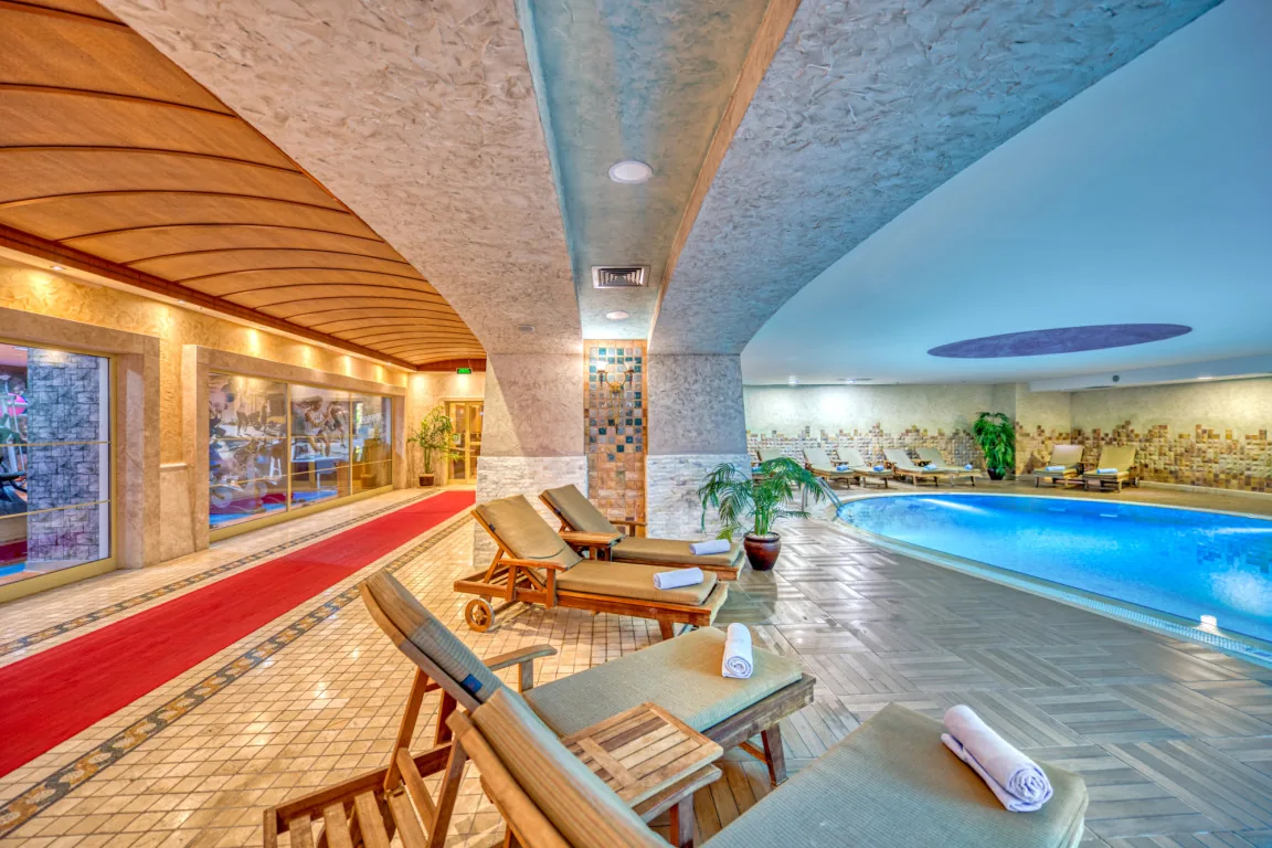 Piscina interior y zona de bienestar de Porto Bello Hotel Resort & Spa