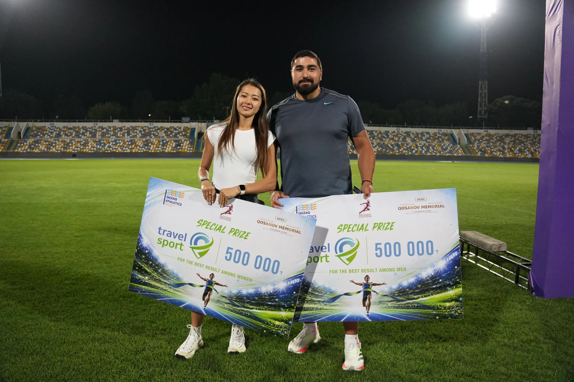 Adelina Zems und Giorgi Mujaridze überreichen den TravelSport-Sonderpreis beim XXXV Qosanov Memorial