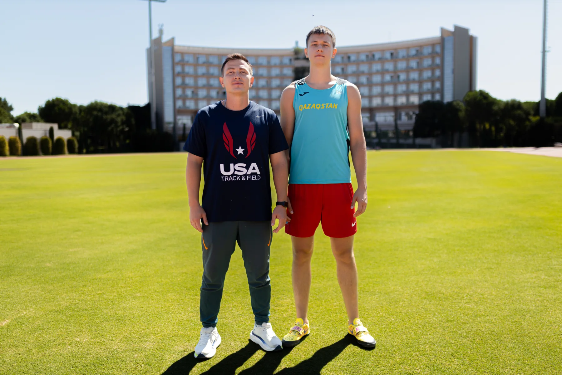 Wurftrainer Ruslan Omarov und der kasachische Diskuswerfer Maxim Sazhnev in der Gloria Sports Arena in Belek
