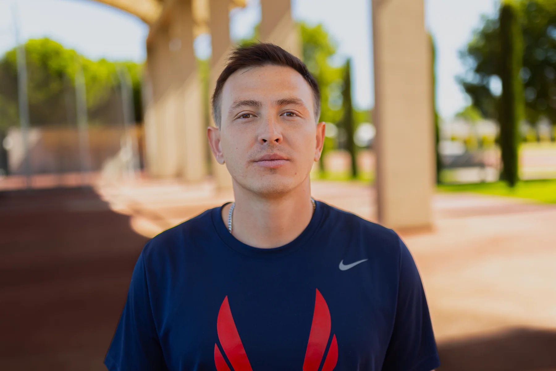 Der kasachische Wurftrainer Ruslan Omarov während seines Interviews über das TravelSport-Trainingslager